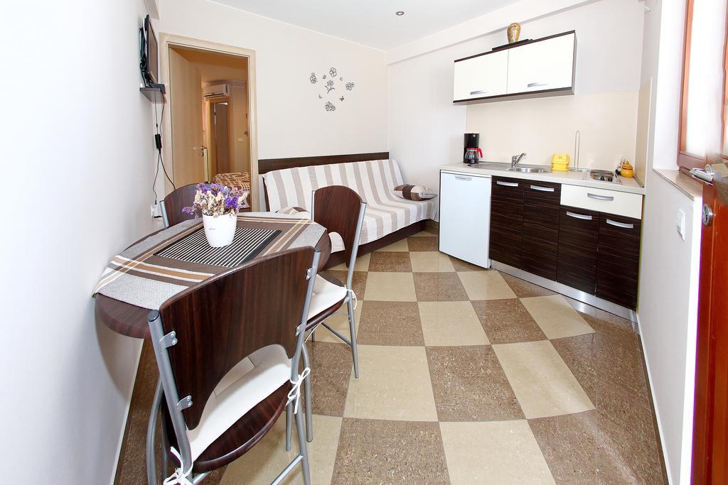 Apartments Melita ビビニェ 部屋 写真